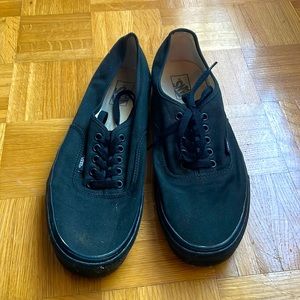 Vans low tops canvas sneakers in black and gum.